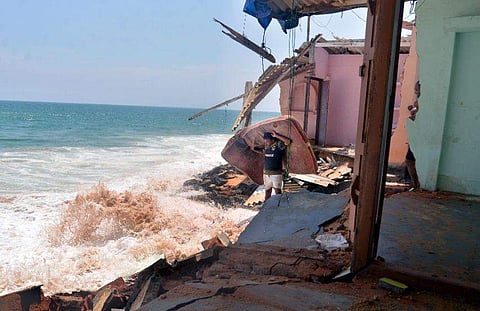 കടലാക്രമണം രൂക്ഷം ; വ്യാപകനാശം ; രണ്ട് മീറ്ററിലധികം ഉയരത്തില്‍ തിരമാലയുണ്ടാകുമെന്ന് മുന്നറിയിപ്പ് ( ചിത്രങ്ങള്‍)