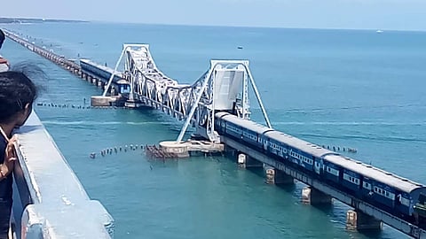 പാമ്പന്‍ പാലത്തിന് ബോംബ് ഭീഷണി; രാമേശ്വരം ക്ഷേത്രം ഉള്‍പ്പെടെ കനത്ത സുരക്ഷയില്‍ 