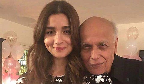 'അച്ഛനെ സംവിധായകനായി അറിയില്ല, അതുകൊണ്ടുതന്നെ ഒപ്പം ജോലിചെയ്യുന്നത് അത്ര എളുപ്പമാകില്ല'; മഹേഷ് ഭട്ടിന്റെ തിരിച്ചുവരവിനെക്കുറിച്ച് ആലിയ ഭട്ട് 