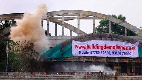 നാഗമ്പടം പഴയ റെയില്‍വേ മേല്‍പ്പാലം ഉയര്‍ത്തിമാറ്റി പൊട്ടിക്കും; നീക്കം നിയന്ത്രിത സ്‌ഫോടനം പരാജയപ്പെട്ടതോടെ