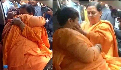 ഉമാഭാരതിയെ കണ്ടു ; പരിസരം മറന്ന് പൊട്ടിക്കരഞ്ഞ് പ്രജ്ഞാ സിങ് ( വീഡിയോ )