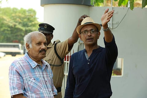 ജലസമാധിയുടെ ചിത്രീകരണവേളയില്‍ സംവിധായകന്‍ വേണു നായര്‍ക്കൊപ്പം