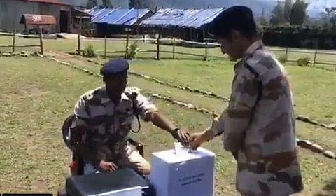 ഈ തെരഞ്ഞെടുപ്പിലെ ആദ്യ വോട്ട് ഡിഐജി സുധാകര്‍ നടരാജന്റേത്; പോസ്റ്റല്‍ വോട്ടുകള്‍ക്ക് തുടക്കമായി ( വിഡിയോ)