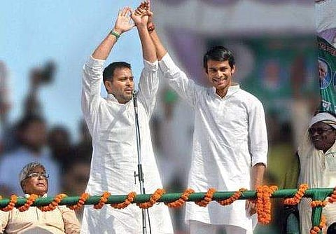 അഞ്ച് സീറ്റ് നല്‍കിയില്ല; തേജ്വസി യാദവ് 'ദുര്യോധനനെ'പ്പോലെയെന്ന് തേജ് പ്രതാപ് , ലാലുവിന്റെ വീട്ടിലെ മക്കള്‍പ്പോര് തെരഞ്ഞെടുപ്പിലേക്ക് 