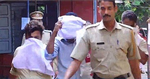 കഞ്ചാവും പണവും നല്‍കി പ്രലോഭിപ്പിച്ച് കുട്ടികള്‍ക്ക് നേരെ പ്രകൃതി വിരുദ്ധ പീഡനം; എഴുപതുകാരന്‍ ഉള്‍പ്പെടെ ആറുപേര്‍ അറസ്റ്റില്‍ 