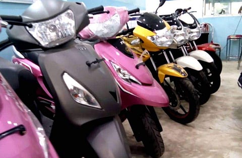 വാഹന വിപണി കിതയ്ക്കുന്നു? കുത്തനെയിടിഞ്ഞ് സ്‌കൂട്ടര്‍ വില്‍പ്പന; കാര്‍ വില്‍പ്പനയും മന്ദഗതിയില്‍