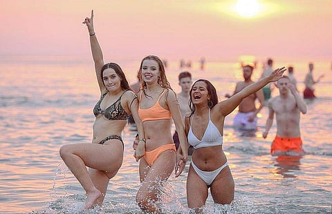 മെയ് ദിനത്തില്‍ മുങ്ങി നിവര്‍ന്ന് വ്യത്യസ്തമായ ഒരാഘോഷം ; ചിത്രങ്ങള്‍ വൈറല്‍