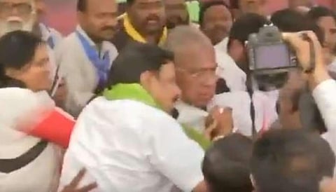 സമരവേദിയിൽ ഇരിപ്പിടം കിട്ടിയില്ല; കോൺ​ഗ്രസ് നേതാക്കൾ തമ്മിൽ കൂട്ട ത്തല്ല് ; വീഡിയോ വൈറൽ