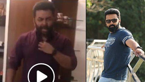 ''മല്ലികേ.. നീ വാങ്ങിച്ച് തന്ന ഷര്‍ട്ടാ, കൊള്ളാമോ?'': അച്ഛനെ അനുകരിച്ച് ഇന്ദ്രജിത്ത് സുകുമാരന്‍, വീഡിയോ