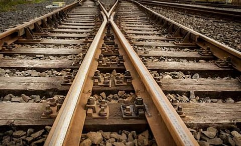 റെയിൽവേ പാളത്തിൽ കല്ലുവെച്ചു; സി​ഗ്നൽ തകരാർ രക്ഷയായി; ടീ ഷർട്ടിന്റെ പിന്നാലെയുളള അന്വേഷണത്തിൽ പ്രതികൾ പിടിയിൽ 