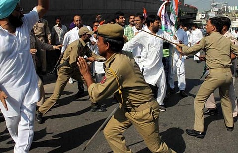 ബിജെപി പതാക കൊണ്ട് ചെരുപ്പ്  തുടച്ചു; യുപിയില്‍ വോട്ടര്‍ക്ക് മര്‍ദ്ദനം; പൊലീസ് ലാത്തിവീശി