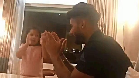 പന്തിനെ ഹിന്ദി പഠിപ്പിക്കുന്ന സിവ, ഇത്രയും ക്യൂട്ടായ ഗുരുവും ശിഷ്യനുമോയെന്ന് ആരാധകര്‍