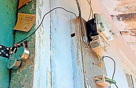 പെന്‍ഷന്‍ തുക കൊടുത്തില്ല; അമ്മയെ ഷോക്കടിപ്പിച്ച് കൊല്ലാന്‍ ശ്രമിച്ച മകന്‍ അറസ്റ്റില്‍