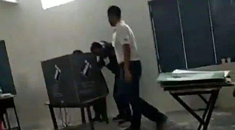 ബൂത്തിനകത്ത് വോട്ടര്‍മാരെ സ്വാധീനിച്ചു; ബിജെപിയുടെ പോളിംഗ് ഏജന്റിനെ അറസ്റ്റുചെയ്തു; (വീഡിയോ)