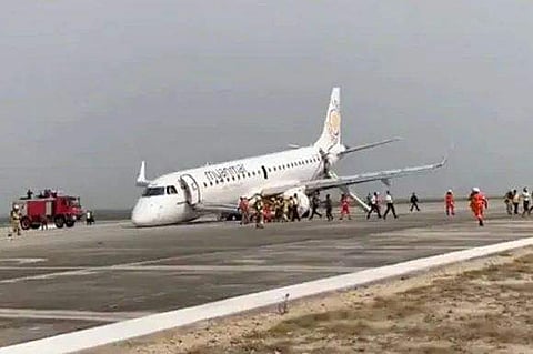 മൂക്കുംകുത്തി താഴേക്ക് ! പക്ഷേ സുരക്ഷിതം ; മുൻചക്രം അപകടത്തിലായ വിമാനം നിലത്തിറക്കി, പൈലറ്റിന് പ്രശംസ (വിഡിയോ)