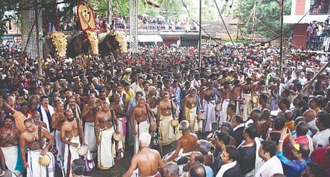 പൂര ആവേശത്തിൽ തൃശൂർ ; വിസ്മയം തീർത്ത് മഠത്തിൽ വരവ് ; ഇലഞ്ഞിത്തറമേളം രണ്ടിന്