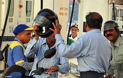 ഹെല്‍മെറ്റ് ഇല്ലേ? എങ്കില്‍ ജൂണ്‍ ഒന്നു മുതല്‍ പെട്രോള്‍ ഇല്ല