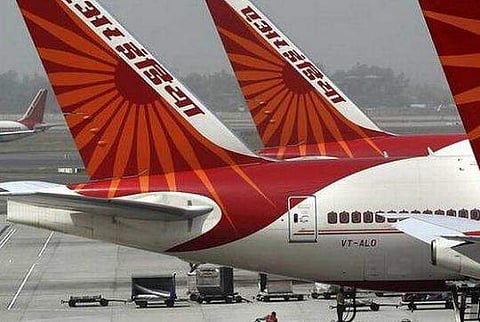 ഭര്‍ത്താവ് ഇവിടെ ഇല്ലല്ലോ, സെക്‌സ് ചെയ്യാന്‍ എന്താണ് മാര്‍ഗം? ക്യാപ്ടന്‍ ലൈംഗികച്ചുവയോടെ സംസാരിച്ചെന്ന് വനിതാ പൈലറ്റ്; അന്വേഷണം