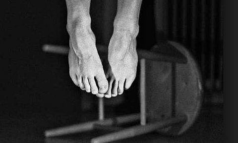 'മൃതദേഹത്തിൽ കണ്ട മുറിവുകൾ പൊലിസിനെ അറിയിച്ചു; യുവാവിനെ കൊന്ന് കെട്ടിത്തൂക്കി'; ആരോപണവുമായി അമ്മ