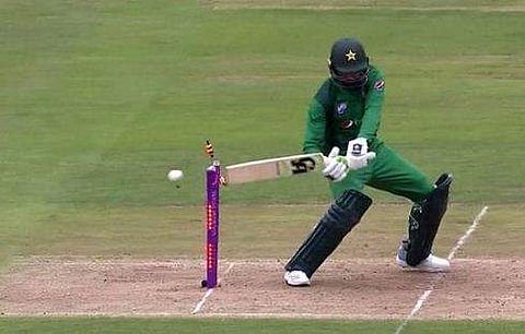 ശ്രമിച്ചത് ലേറ്റ് കട്ടിന്, നാണംകെട്ട് ഹിറ്റ് വിക്കറ്റായി ശുഐബ് മാലിക്ക്‌