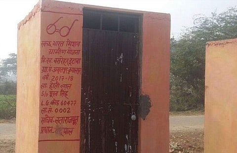 ചുഴലിക്കാറ്റ് വീടെടുത്തു, ടൊയ്‌ലറ്റില്‍ താമസമാക്കി രണ്ടു പെണ്‍കുട്ടികളുടെ കുടുംബം; ദുരിതം