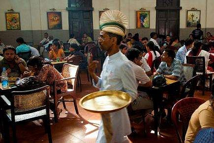 ഇന്ത്യൻ കോഫി ഹൗസിൽ ഭക്ഷണം വിളമ്പാൻ ഇനി 'രാജാവ്' മാത്രമല്ല 'റാണി'യും