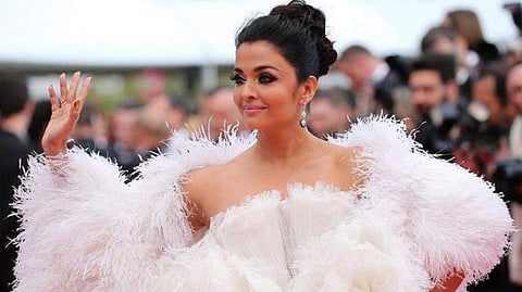 ചുവപ്പ് പരവതാനിയില്‍ വെള്ള വിസ്മയം തീര്‍ത്ത് ഐശ്വര്യ റായ്; ഏറ്റെടുത്ത് ആരാധകര്‍