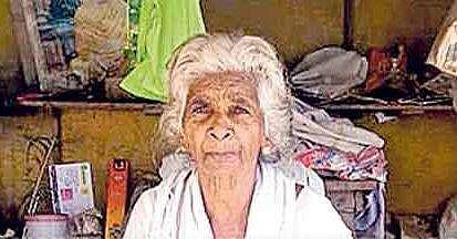 നിത്യ വരുമാനം 50 രൂപ, കളഞ്ഞുകിട്ടിയ 15,000 രൂപ തിരികെ ഏല്‍പ്പിച്ച് എണ്‍പതുകാരി; നന്മ