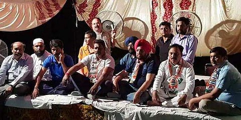 സ്റ്റോറേജ് റൂമുകള്‍ക്ക് മുന്‍പില്‍ ഉറക്കമൊഴിച്ച് കാവലിരുന്ന് പ്രതിപക്ഷ പാര്‍ട്ടി പ്രവര്‍ത്തകര്‍; വോട്ടിങ് യന്ത്രം കടത്തു തടയാന്‍ ജാഗ്രത 