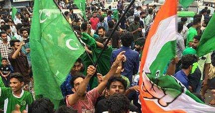 തെരഞ്ഞെടുപ്പ്  വിജയാ​ഹ്ലാദം; കൈയിലിരുന്ന ​ഗുണ്ട് പൊട്ടിത്തെറിച്ച് പ്രവർത്തകന്റെ വിരലുകൾ അറ്റു