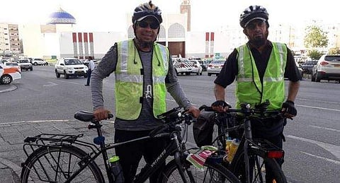 സൈക്കിളില്‍ മണിക്കൂറുകളോളം താണ്ടി യുഎഇയിലെത്തി, ഇനി ഈ ഇന്ത്യക്കാര്‍ മക്കയിലേക്ക്