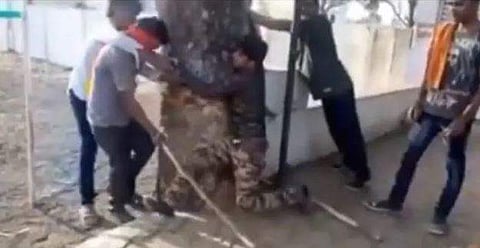 ജയ്ശ്രീറാം വിളിക്കാനാവശ്യപ്പെട്ട് മുസ്ലീങ്ങള്‍ക്ക് ക്രൂരമര്‍ദനം: സ്ത്രീയുള്‍പ്പെടെയുള്ളവരെ  ആക്രമിച്ച് ഗോരക്ഷകര്‍, വീഡിയോ