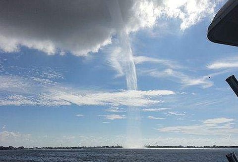 പുകച്ചുരുള്‍ പോലെ ഉയര്‍ന്ന് കടലിലെ വെള്ളം;  പിന്നാലെ ഇടിയും മഴയും, പരിഭ്രാന്തരായി നാട്ടുകാര്‍ (വിഡിയോ) 