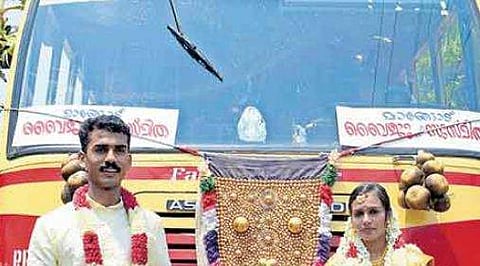 ആന വണ്ടി പ്രേമികള്‍ സഹായിക്കേണ്ടത് ഇങ്ങനെ...; കെഎസ്ആര്‍ടിസിയില്‍ ജീവിത യാത്രയ്ക്ക് തുടക്കംകുറിച്ച് വധുവരന്മാര്‍