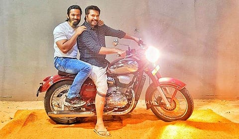 നമ്മള്‍ ഒരു ബൈക്ക് വാങ്ങിയാല്‍ ആദ്യം ഓടിക്കുന്നത് നമ്മുടെ ഫ്രണ്ട്‌സ് ആയിരിക്കും: രണ്ട് ചെറുപ്പക്കാരുടെ ഫോട്ടോഷൂട്ട് കാണാം