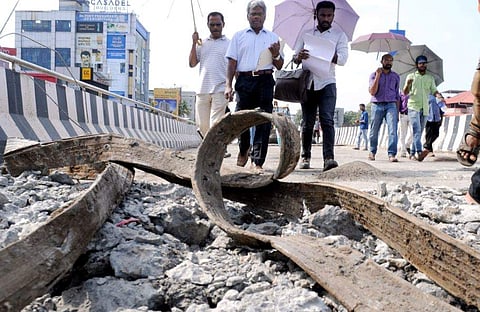 പാലാരിവട്ടം മേല്‍പ്പാല നിര്‍മ്മാണത്തില്‍ ഗുരുതര ക്രമക്കേട് ; കരാറുകാരനെയും ഉദ്യോഗസ്ഥരെയും പ്രതിചേര്‍ക്കണം ; വിജിലന്‍സ് പ്രാഥമിക അന്വേഷണ റിപ്പോര്‍ട്ട്