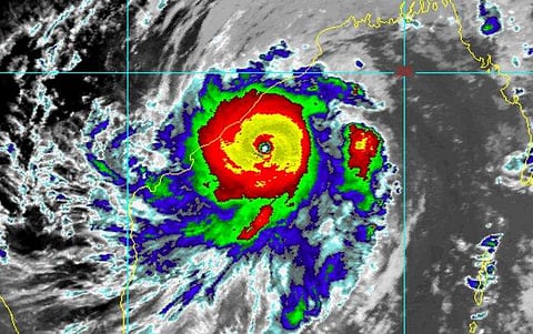 ഫോനി ഒഡീഷാ തീരംതൊടാന്‍ മണിക്കൂറുകള്‍ മാത്രം, വിമാനത്താവളങ്ങള്‍ അടച്ചു ; അതീവ ജാഗ്രതാ നിര്‍ദ്ദേശം, മാറ്റിപ്പാര്‍പ്പിച്ചത് 10 ലക്ഷം ജനങ്ങളെ