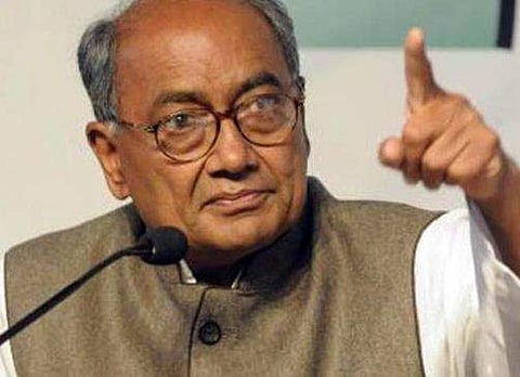 'വേറാരെയും കിട്ടിയില്ലേ സ്ഥാനാര്‍ത്ഥിയാക്കാന്‍ ?' എന്തായാലും അവര്‍ വിവാദ പരാമര്‍ശങ്ങള്‍ തുടരട്ടെ ; പ്രഗ്യാസിങിനെ പരിഹസിച്ച് ദിഗ് വിജയ് സിങ്