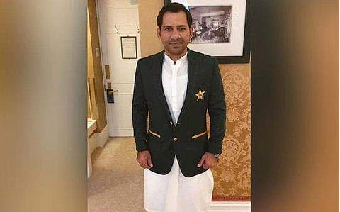 രാജ്ഞിക്ക് മുന്നില്‍ പൈജാമ ധരിച്ചെത്തിയതിന് വിമര്‍ശനം; പാക് നായകന് പിന്തുണയുമായി ഇന്ത്യന്‍ ആരാധകരും