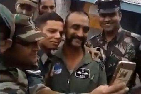 'ഫോട്ടോ പോടലാം, പ്രാര്‍ത്ഥിച്ച എല്ലാവര്‍ക്കും നന്ദി' ; ക്യാമ്പില്‍ സഹപ്രവര്‍ത്തകര്‍ക്കൊപ്പം ചേര്‍ന്ന് അഭിനന്ദന്‍ വര്‍ത്തമാന്‍ (വിഡിയോ)