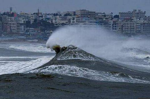 ഫോനിയില്‍ മരണം എട്ടായി ; ചുഴലിക്കാറ്റ് കൊല്‍ക്കത്ത തീരത്തേക്ക്, അതീവ ജാഗ്രതാ നിര്‍ദ്ദേശം