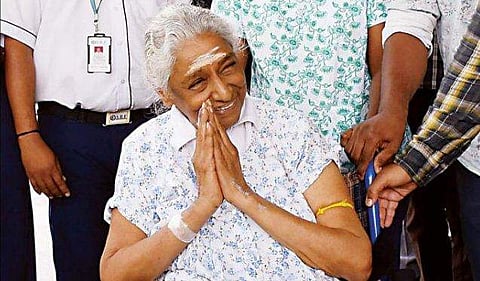 ഗായിക എസ്. ജാനകിക്ക് തെന്നിവീണ് പരിക്ക്; ശസ്ത്രക്രിയയ്ക്ക് വിധേയമാക്കി