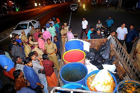 രാത്രിയില്‍ കക്കൂസ് മാലിന്യം റോഡരുകില്‍ തളളി; ഓടിച്ചിട്ട് പിടിച്ച് മേയര്‍; കയ്യടി