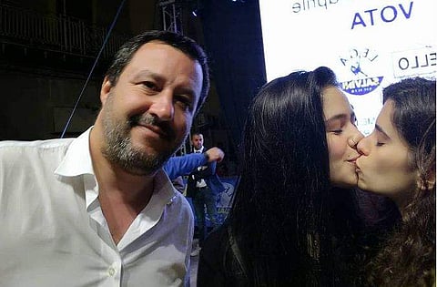 സെല്‍ഫി ഇത്ര വലിയ ചതിയാകുമെന്ന് ഓര്‍ത്തില്ല ; സ്വവര്‍ഗാനുരാഗത്തെ എതിര്‍ക്കുന്ന മന്ത്രിക്ക് സെല്‍ഫിയിലൂടെ മറുപടി നല്‍കി പെണ്‍കുട്ടികള്‍ , ചിത്രം വൈറല്‍