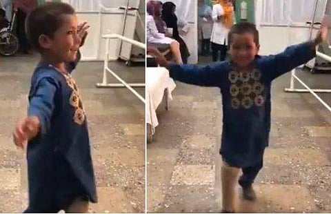 അവന്റെ നിഷ്‌കളങ്കതയും സന്തോഷവും അതിജീവന പ്രതീക്ഷകളാണ്; അഫ്ഗാന്‍ ബാലന്റെ നൃത്തം വൈറല്‍ (വീഡിയോ)