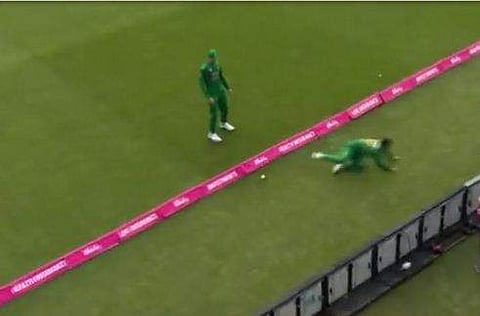 ക്യാച്ച് എടുക്കാന്‍ പരസ്പരം അനുവദിക്കാതെ രണ്ട് പാക് താരങ്ങള്‍, അബദ്ധത്തിനൊടുവില്‍ പന്ത് സിക്‌സായി