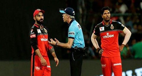 കോഹ് ലിയുമായുള്ള തര്‍ക്കം, അമ്പയര്‍ കലിപ്പ് തീര്‍ത്തത് വാതില്‍ അടിച്ചു തകര്‍ത്ത്; സംഭവം നോബോള്‍ തര്‍ക്കത്തിന് പിന്നാലെ