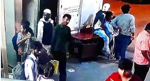 മെട്രോയിൽ അറബി വേഷത്തിൽ അജ്ഞാതൻ ; അരയിൽ അജ്ഞാതവസ്തു ; സുരക്ഷാപരിശോധനയ്ക്കിടെ മുങ്ങി; ജാ​ഗ്രത