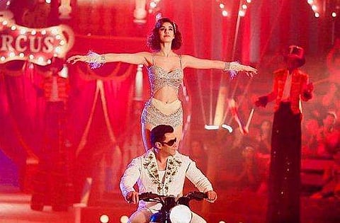 സല്‍മാന്‍ ചിത്രത്തില്‍ 1960കളിലെ സര്‍ക്കസ് കാണാം, ഒരുക്കിയത് 120 കലാകാരന്മാര്‍ ചേര്‍ന്ന്; വിഡിയോ പുറത്ത് 