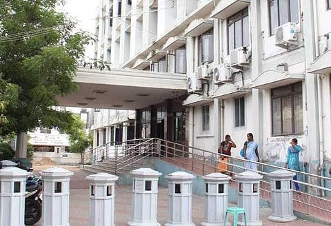 ഐസിയുവില്‍ വൈദ്യുതി മുടങ്ങി; ഓക്‌സിജന്‍ കിട്ടാതെ മൂന്ന് രോഗികള്‍ മരിച്ചു, ഹൃദയ സ്തംഭനമാണ് മരണകാരണമെന്ന്  ആശുപത്രി അധികൃതര്‍